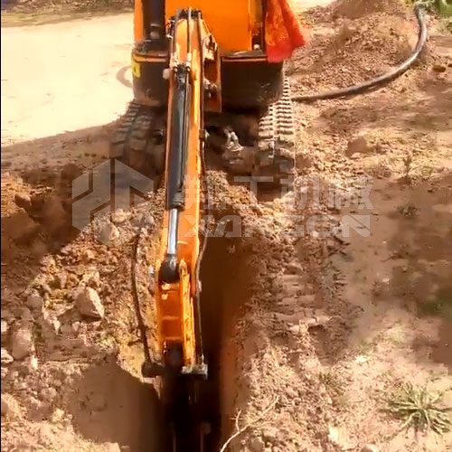 10型小型挖掘機(jī)操作簡(jiǎn)單，挖溝挖槽不是事